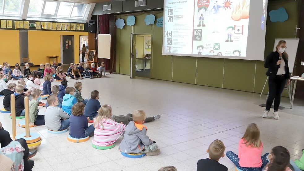 Aufmerksam lauschen die Kinder der plattdeutschen Lesung mit Nicole Künnen. Foto: Passmann