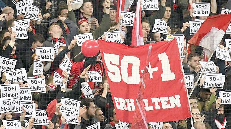 Freiburger Fans bekennen sich zum Erhalt der 50+1-Regel. Foto: Patrick Seeger/dpa/Archiv