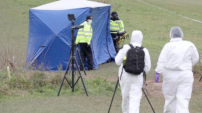 Zwei Gerichtsmediziner am Tatort auf dem Bugs Bottom Feld. Foto: Jonathan Brady/PA Wire/dpa