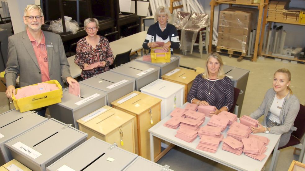 Das Team um Wolfgang Averbeck (links) und Meike Tangemann (2. von links) sortiert im Kreishaus Cloppenburg bereits die Briefwahlunterlagen für die anstehende Bundestagswahl. Foto: Rühl/Landkreis