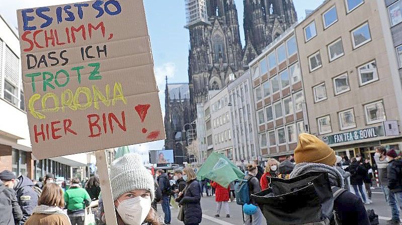 Tausende Menschen nehmen an einer Demonstration zum globalen Klimastreik in München teil. Foto: Sven Hoppe/dpa