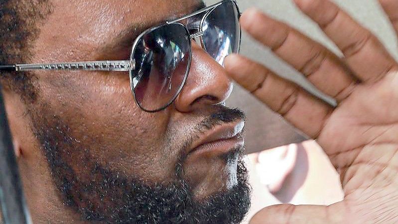 US-Sänger R. Kelly erscheint während einer Anhörung im Leighton Criminal Courthouse (Archivbild). Foto: Antonio Perez/Pool Chicago Tribune/AP/dpa