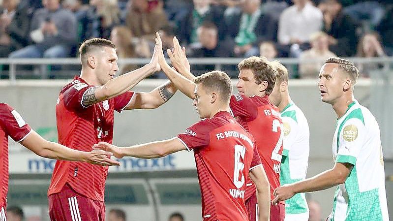 Thomas Müller (3.v.r) schoss die Bayern in Fürth schon früh in Führung. Foto: Daniel Karmann/dpa