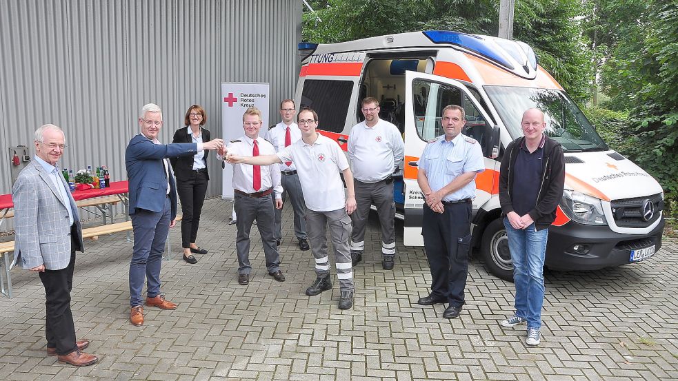 Der Vorsitzende des DRK-Kreisverbandes, Bernhard Bramlage (von links), Landrat Matthias Groote, Tanja Schäfers, Thole Bohlmann, Hendrik Stomberg, Hendrik Lünemann und Tobias Tergast (alle DRK) sowie Kreisbrandmeister Johann Waten und Ordnungsamt-Mitarbeiter Thomas Stamm trafen sich zur Fahrzeugübergabe. Foto: Wolters