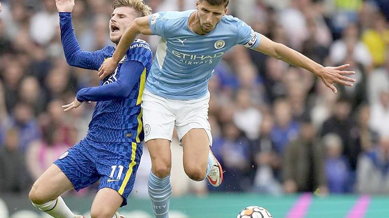 Chelseas Timo Werner (l) wird von Ruben Dias von Manchester City zu Fall gebracht. Foto: Alastair Grant/AP/dpa