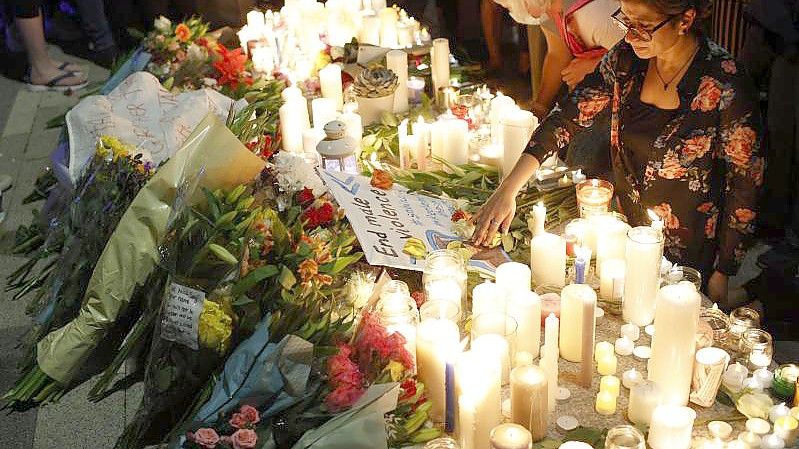 Bürgerinnen und Bürger in London nehmen an einer Mahnwache zum Gedenken an die getötete 28-Jährige teil. Foto: David Cliff/AP/dpa