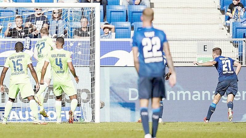 Hoffenheims Andrej Kramaric (r) trifft zum zwischenzeitlichen 1:1. Foto: Uwe Anspach/dpa