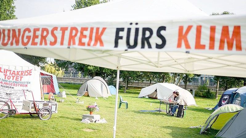 Lea und Henning, die beiden verbliebenen Teilnehmer des „Hungerstreiks der letzten Generation“, verschärften ihre Aktion, bevor sie sie schließlich beendeten. Foto: Jörg Carstensen/dpa