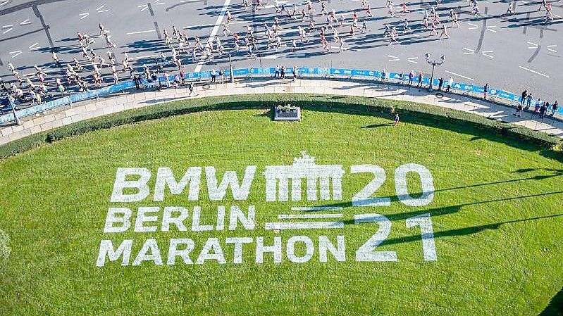 Die Läufer der ersten Welle passieren den Großen Stern beim Marathon in Berlin. Foto: Andreas Gora/dpa