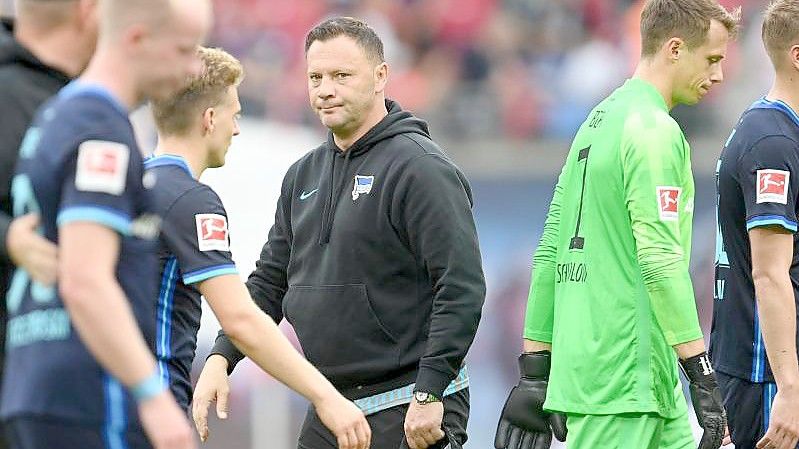 Denkt trotz der zwei hohen Niederlagen von Hertha BSC nicht an Rücktritt: Trainer Pal Dardai (M). Foto: Robert Michael/dpa-Zentralbild/dpa