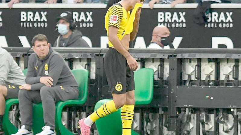 Dortmunds Mahmoud Dahoud geht nach der Gelb-Roten Karte vom Platz. Foto: Bernd Thissen/dpa