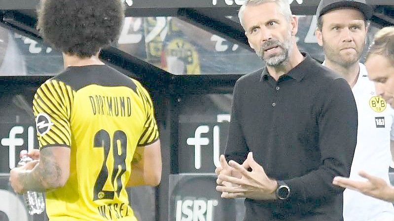 Dortmunds Trainer Marco Rose (M) gibt Axel Witsel (l) Anweisungen. Foto: Bernd Thissen/dpa