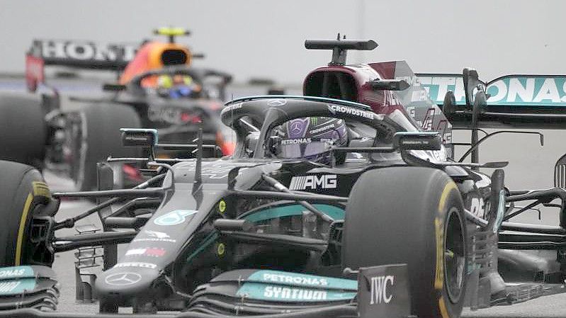 Vor dem Start kniete Lewis Hamilton auf der Strecke. Foto: Sergei Grits/AP/dpa