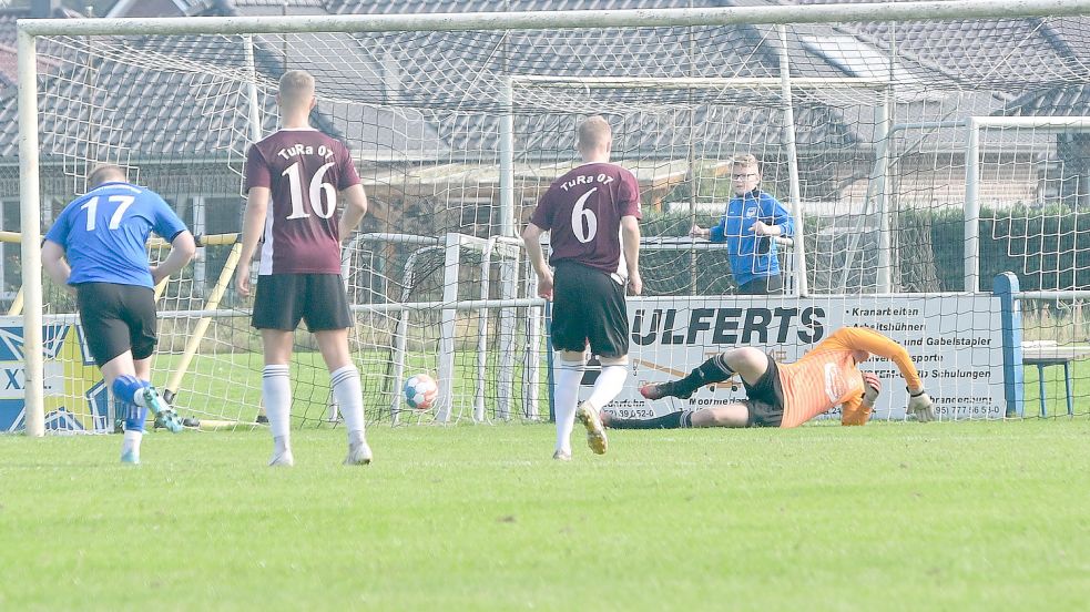 Der Ball landet zum 1:0 im TuRa-Netz. Ostrhauderfehns Ralf Hillmer (nicht im Bild) hatte einen Foulelfmeter zur Führung verwandelt. Fotos: Damm