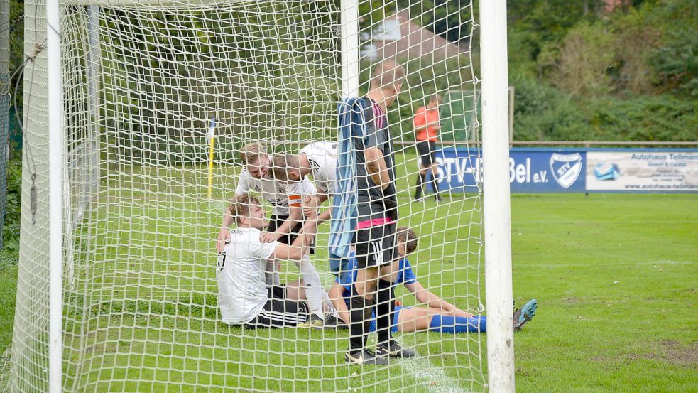 Jubel im Tor: Strücklingens Sven Fugel (sitzend, links) wurde nach seinem Kopfballtreffer zum 4:1 von seinen Mitspielern beglückwünscht. Foto: Weers