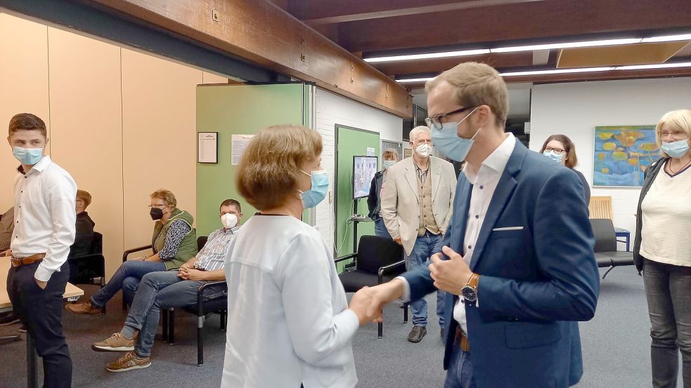 Faire Verliererin: Birgit Struckholt gratulierte Hendrik Schulz als Erste zu seinem Wahlsieg. Fotos: Vogt