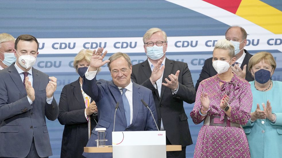 Die stellvertretende CDU-Bundesvorsitzende und Direktkandidatin im Wahlkreis Cloppeburg/Vechta, Silvia Breher (3. von rechts), positionierte sich am Sonntagabend auf der Pressekonferenz im Konrad-Adenauer-Haus direkt neben Kanzlerkandidat Armin Laschet und Kanzlerin Angela Merkel. Foto: DPA/Kneffel