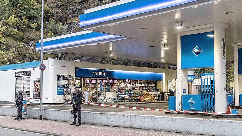 Ein Angestellter der Tankstelle war in Idar-Oberstein in Rheinland-Pfalz von einem Gegner der Corona-Maßnahmen erschossen worden. Foto: Christian Schulz/Foto Hosser/dpa