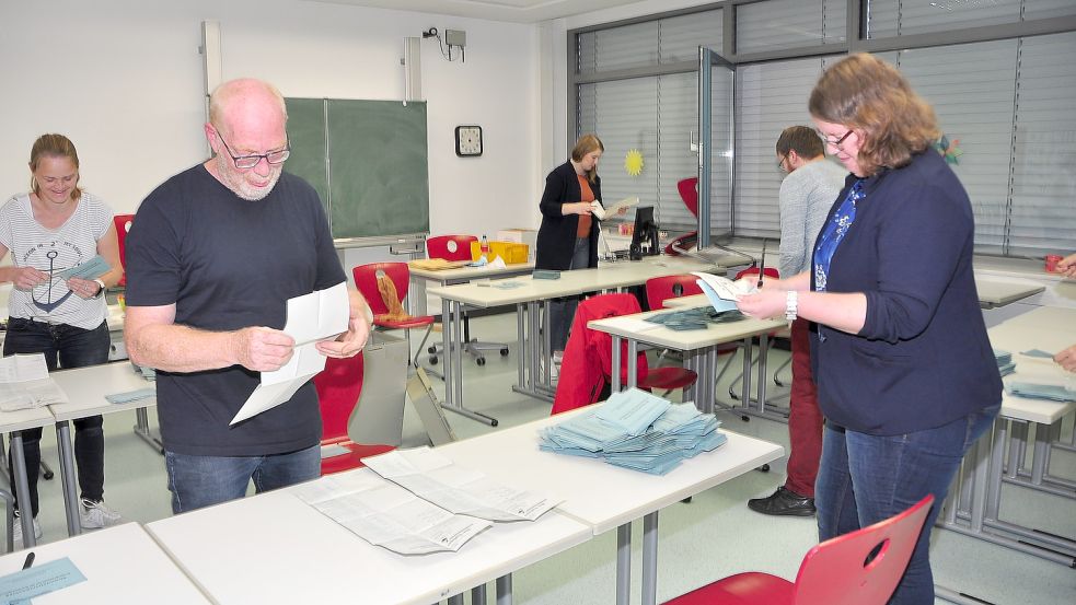 Mehr als 50.000 Briefwahlstimmen kamen im Kreishaus in Leer an. In der BBS 2 wurden die Stimmen von mehr als 300 Wahlhelfern ausgezählt.