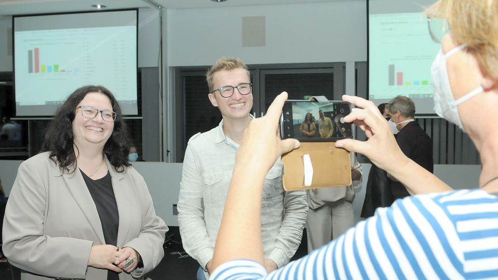 Strahlende Kandidaten: Obwohl Anja Troff-Schaffarzyk (SPD) und Julian Pahlke (Grüne) nicht die Erststimme für sich entscheiden konnten, freuten sie sich über das gute Ergebnis ihrer Partei.