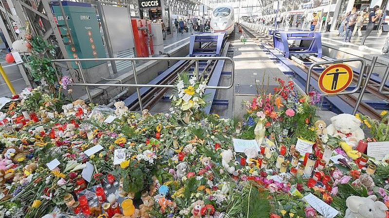 Erinnerung an den getöteten Jungen im Frankfurter Hauptbahnhof. Foto: Arne Dedert/dpa