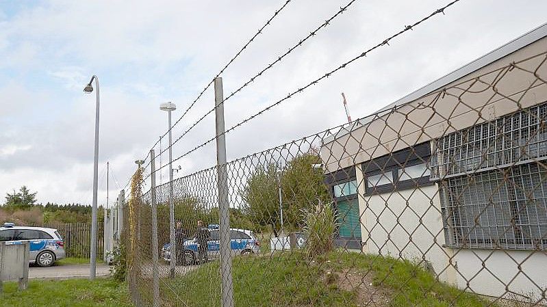 Polizisten sichern das Gelände eines ehemaligen Bundeswehr-Bunkers, in dem illegale Geschäfte im Darknet gemacht wurden. Foto: Thomas Frey/dpa/Archivbild