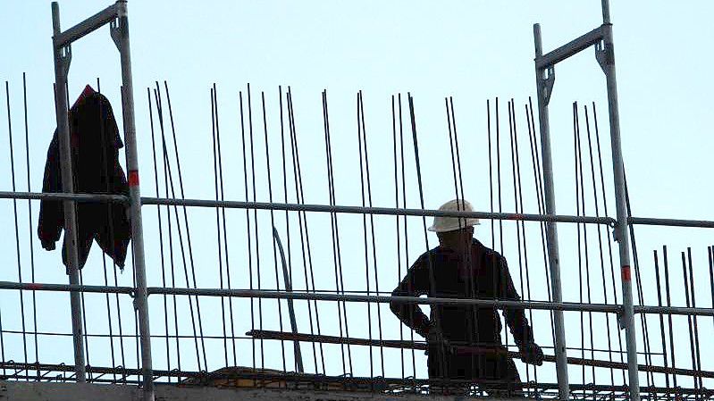 Die Bau-Gewerkschaft ruft in der festgefahrenen Tarifrunde erneut einen Schlichter an. Foto: Demy Becker/dpa