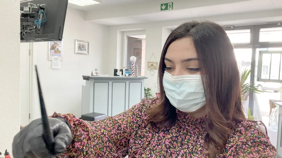 Sozdin „Susi“ Jajan bei der Arbeit im Friseursalon Matina Krummen. Foto: Rübesam