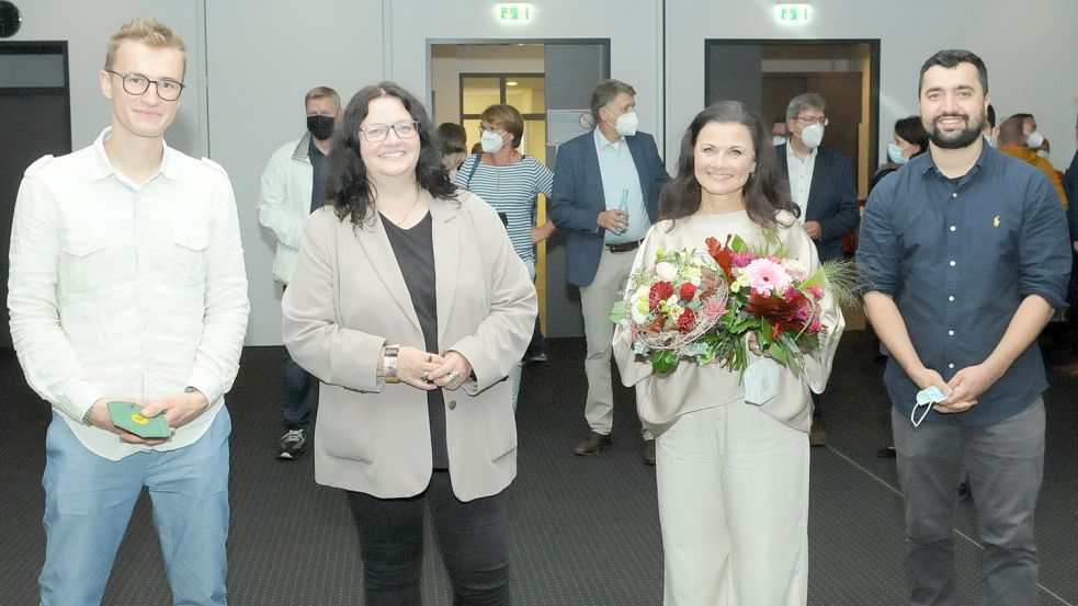 Dem Wahlkreis Unterems werden in der nächsten Legislaturperiode des Bundestages auch (von links) Julian Pahlke (Grüne), Anja Troff-Schaffarzyk (SPD) und Gitta Connemann (CDU) angehören. FDP-Kandidat Ferhat Asi (rechts) aus Aschendorf schaffte den Einzug nicht, er war mit seinem Ergebnis aber zufrieden. Connemann holte das Direktmandat, musste sich in Westoverledingen jedoch Troff-Schaffarzyk geschlagen geben. Foto: Wolters