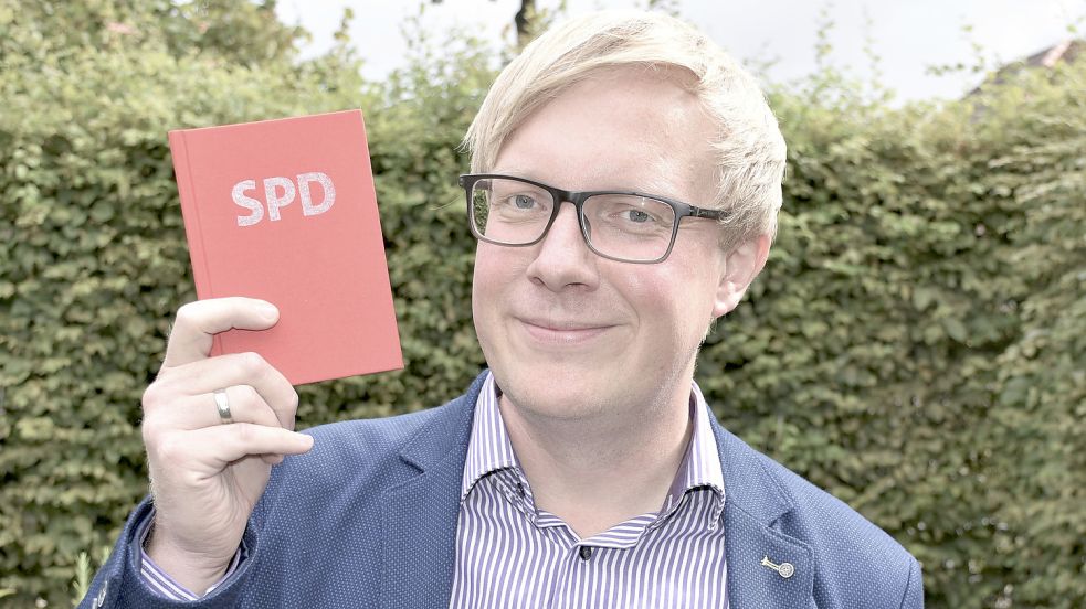 Alexander Bartz zeigt sein Parteibuch: Das angestrebte Bundestagsmandat verpasste der Kandidat aus Vechta knapp. Foto: Kühn