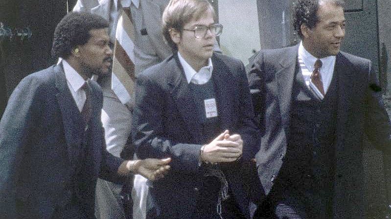 US-Marshalls eskortieren John Hinckley Jr., als er am 8. August 1981 per Hubschrauber zu einem Marinestützpunkt in Quantico zurückkehrt. (Archivbild). Foto: Barry Thumma/AP/dpa