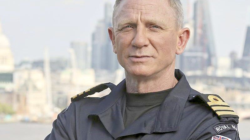 007-Darsteller Daniel Craig (53) hat am letzten Drehtag seines fünften und letzten James-Bond-Thrillers „Keine Zeit zu sterben“ geweint. Foto: Lphot Lee Blease/Ministry of Defence/PA Media/dpa
