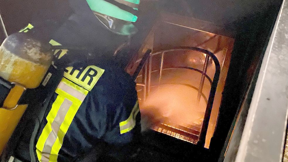 In dem Container müssen die Einsatzkräfte die Flammen möglichst effektiv löschen. Foto: Feuerwehr