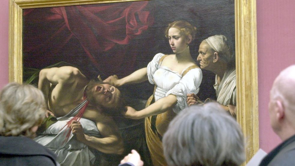Mit der Lust an Ekel und Grausamkeit: Museumsbesucher betrachten 2001 das Gemälde„Judith enthauptet Holofernes“ von Caravaggio in der Berliner Nationalgalerie. Foto: Bernd Settnik/dpa Foto: Bernd_Settnik