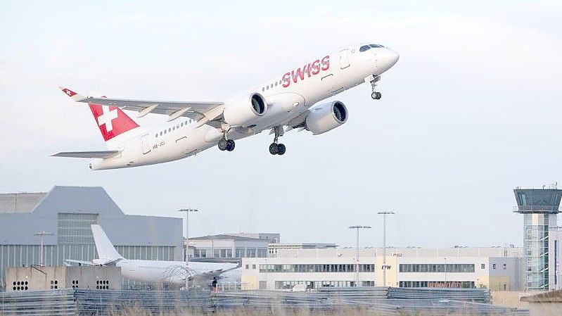 Die Lufthansa-Tochter Swiss hat eine Impfflicht für Besatzungen eingeführt. Foto: Sebastian Kahnert/dpa