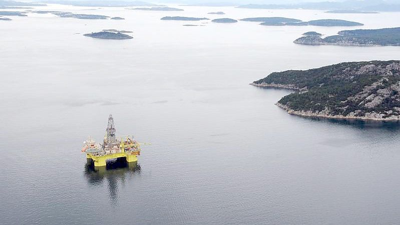 In Norwegen wird auf der Plattform im Gandsfjord bei Stavanger Öl gefördert. Foto: picture alliance / dpa