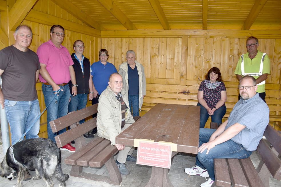 Mit Saterlands Bürgermeister Thomas Otto trafen sich am Montagabend die Anwohner der Burg- und Brinkstraße an der Schutzhütte, um die angerichteten Schäden zu begutachten. Fotos: Hellmann