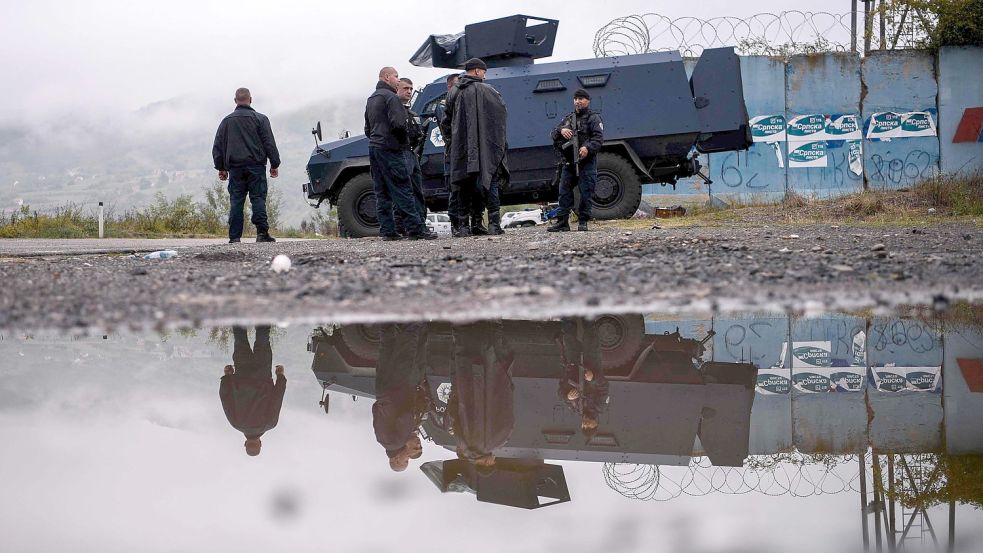 Zusammengezogen an der Grenze zu Serbien: Kräfte der kosovarischen Spezialpolizei. Im Nachbarland fühlt man sich provoziert. Foto: Armend Nimani/AFP