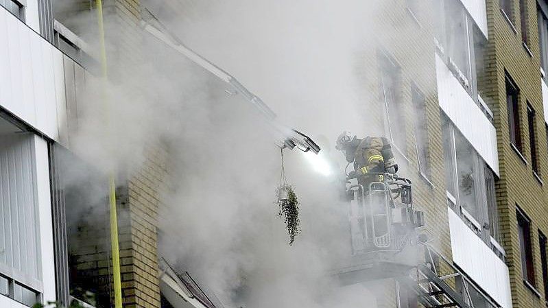 Ein Feuerwehrmann ist nach der Explosion im Einsatz. Foto: Bjorn Larsson Rosvall/TT News Agency/AP/dpa