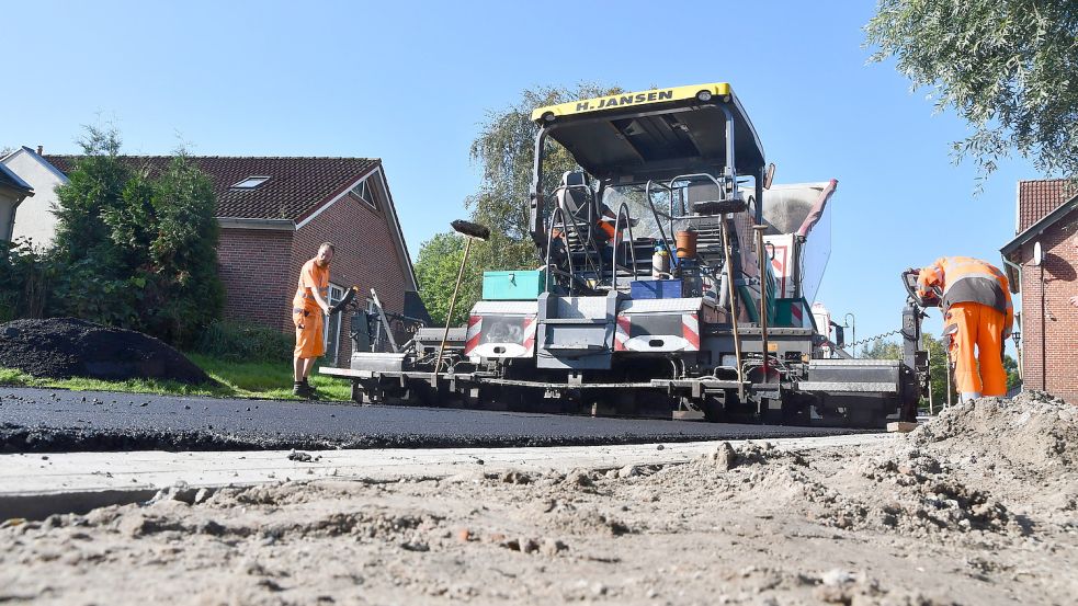 Noch wird an auf der Landesstraße 21 in Holte gearbeitet. Foto: Hellmers