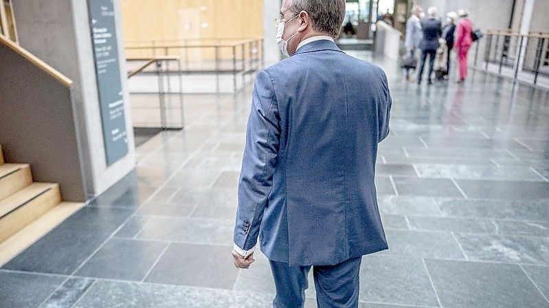 Armin Laschet verlässt die Sitzung der Landesgruppe NRW der CDU im neugewählten Bundestag. Foto: Michael Kappeler/dpa