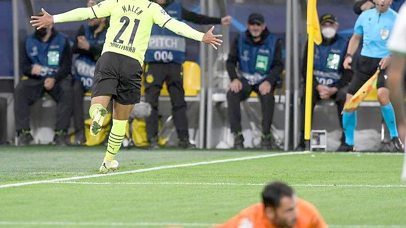 Donyell Malen bescherte Borussia Dortmund den Sieg gegen Sporting Lissabon. Foto: Bernd Thissen/dpa