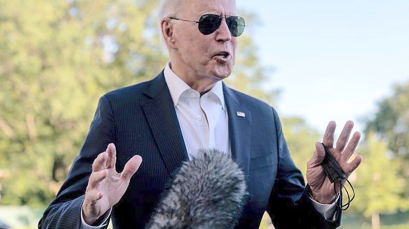 Joe Biden, Präsident der USA, hält an, um mit Medienvertretern zu sprechen. (Archivbild). Foto: Andrew Harnik/AP/dpa