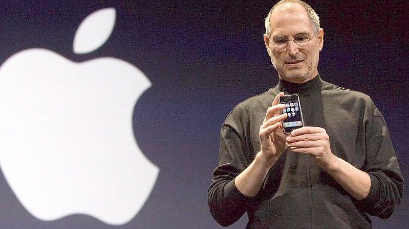 Steve Jobs, Mitbegründer von Apple, stellt das iPhone in San Francisco, USA, vor. Foto: John G. Mabanglo/EPA FILES/dpa