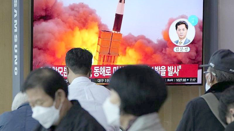 Menschen im im Seouler Bahnhof sehen während einer Nachrichtensendung ein Fernsehbild des nordkoreanischen Raketenstarts. Foto: Ahn Young-Joon/AP/dpa