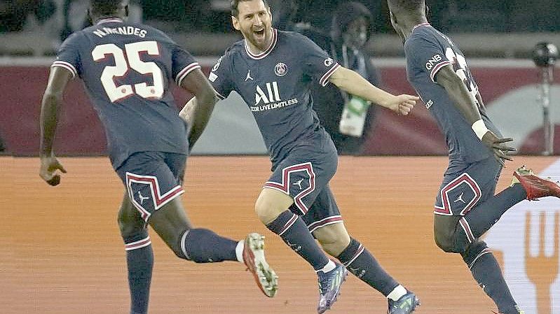 Lionel Messi (M.) feiert seinen ersten Treffer im PSG-Trikot. Foto: Christophe Ena/AP/dpa