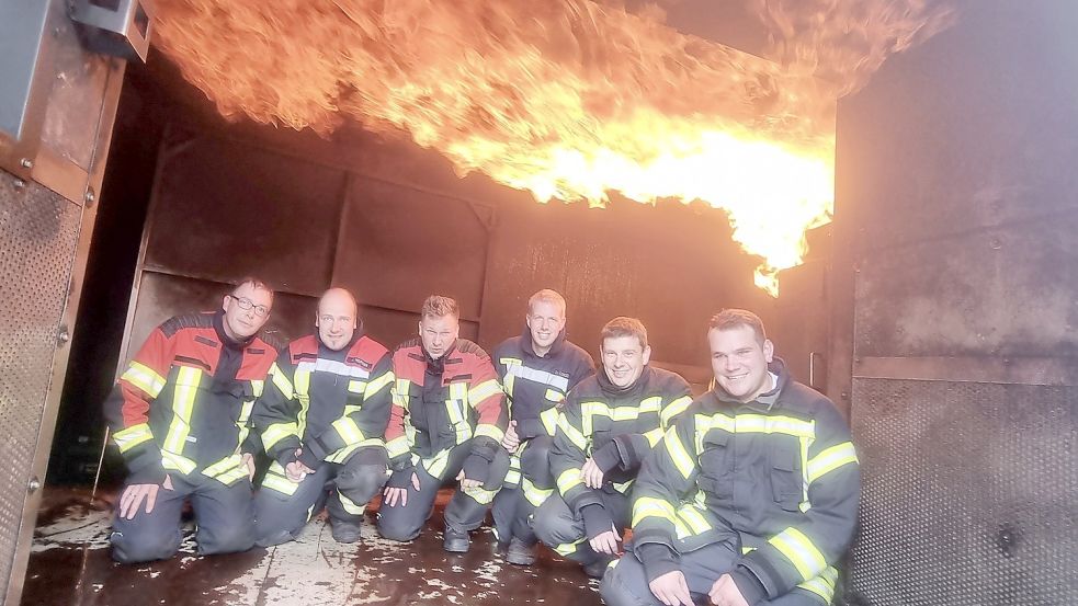 Das Trainerteam besteht aus erfahrenen Atemschutzgeräteträgern aus den Gemeinden Westoverledingen, Ostrhauderfehn und Bunde. Das Bild zeigt (von links) Hans-Hermann Leemhuis, Jürgen Neumann, Rene Iwanoff, Christian Cordes, Alex Wittmann und Niclas Stamm. Foto: Feuerwehr