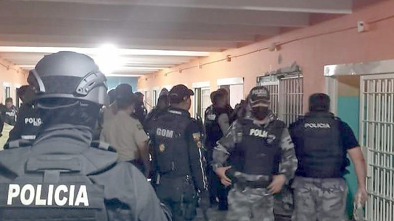 Bei gewalttätigen Auseinandersetzungen zwischen verfeindeten Banden sind in dem Gefängnis in Ecuador zahlreiche Häftlinge ums Leben gekommen. Foto: Policía Nacional de Ecuador/XinHua/dpa