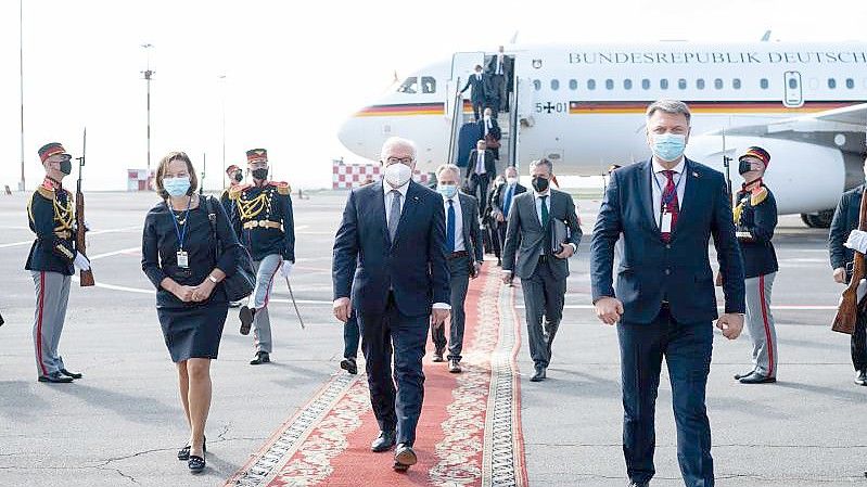 Bundespräsident Frank-Walter Steinmeier bei seiner Ankunft auf dem Chisinau International Airport. Foto: Bernd von Jutrczenka/dpa