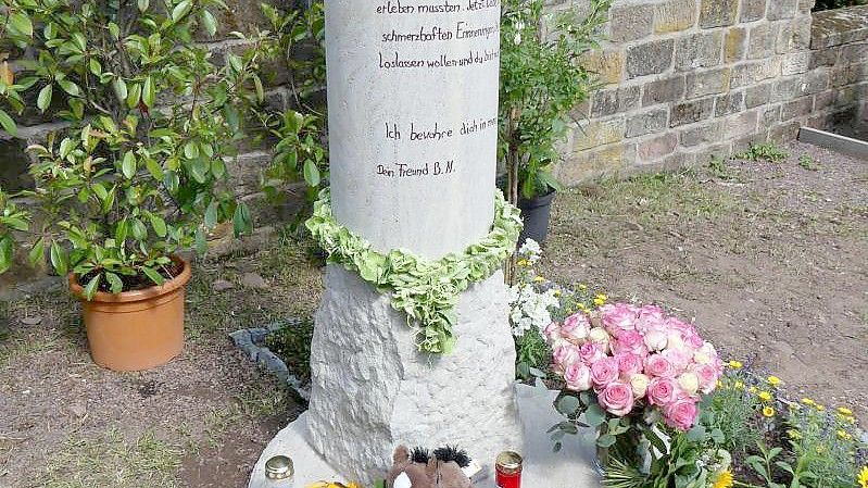 Eine Gedenkstele am Eingang des Friedhofs der katholischen Kirchengemeinde in Schwalbach erinnert an das ungeklärte Schicksal von Pascal. Foto: -/Rolf Hoessner/dpa